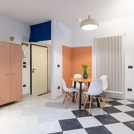 Guesthost - Modern Near The Station!