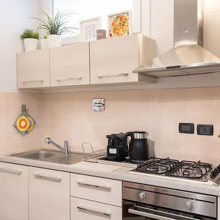 Guesthost - Modern Near The Station!