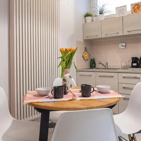 Guesthost - Modern Near The Station! *