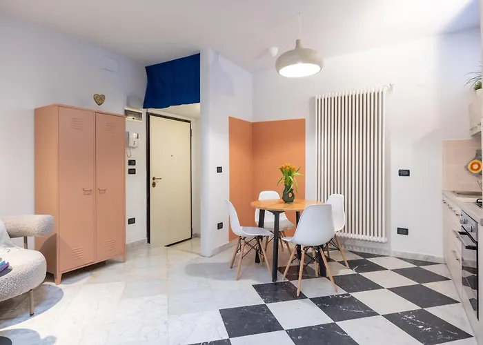 Guesthost - Modern Near The Station!