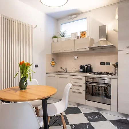 Apartment Guesthost - Modern Near The Station! Bologna