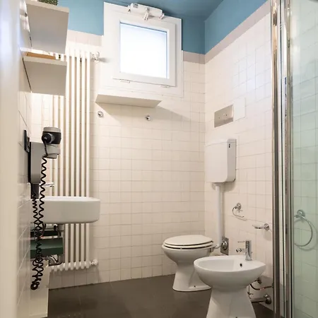 Guesthost - Modern Near The Station! Apartment