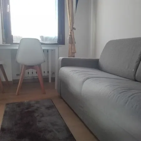 Guesthost - Modern Near The Station! Apartment