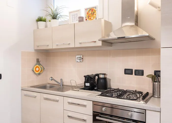 Guesthost - Modern Near The Station!